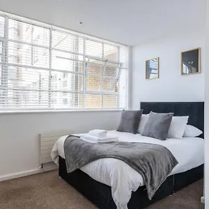 Pavilion Garden View Retreat Apartment